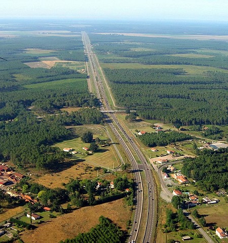 L'autoroute A63 est responsable d'une 
					fragmentation forestière et d'autres milieux